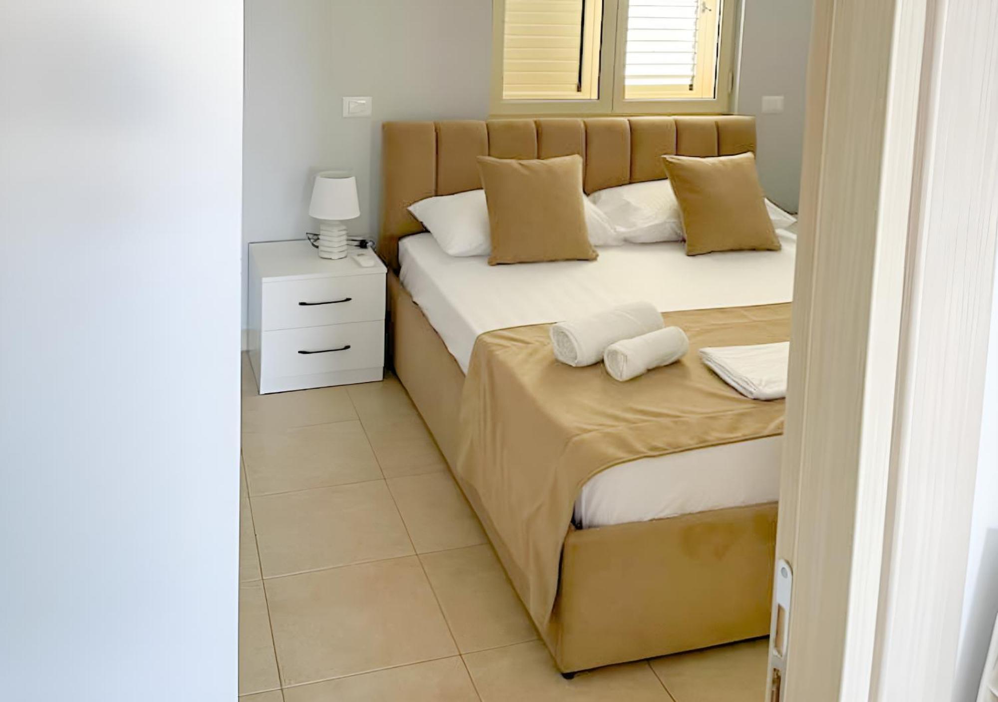 Yellow Building Durres Exterior photo